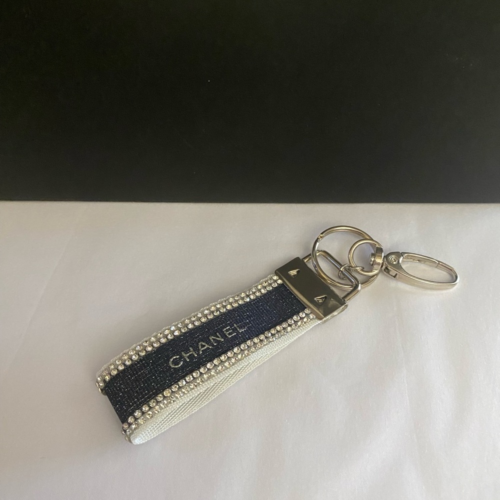 Shimmer Ribbon Keychain - Picture 2 of 5